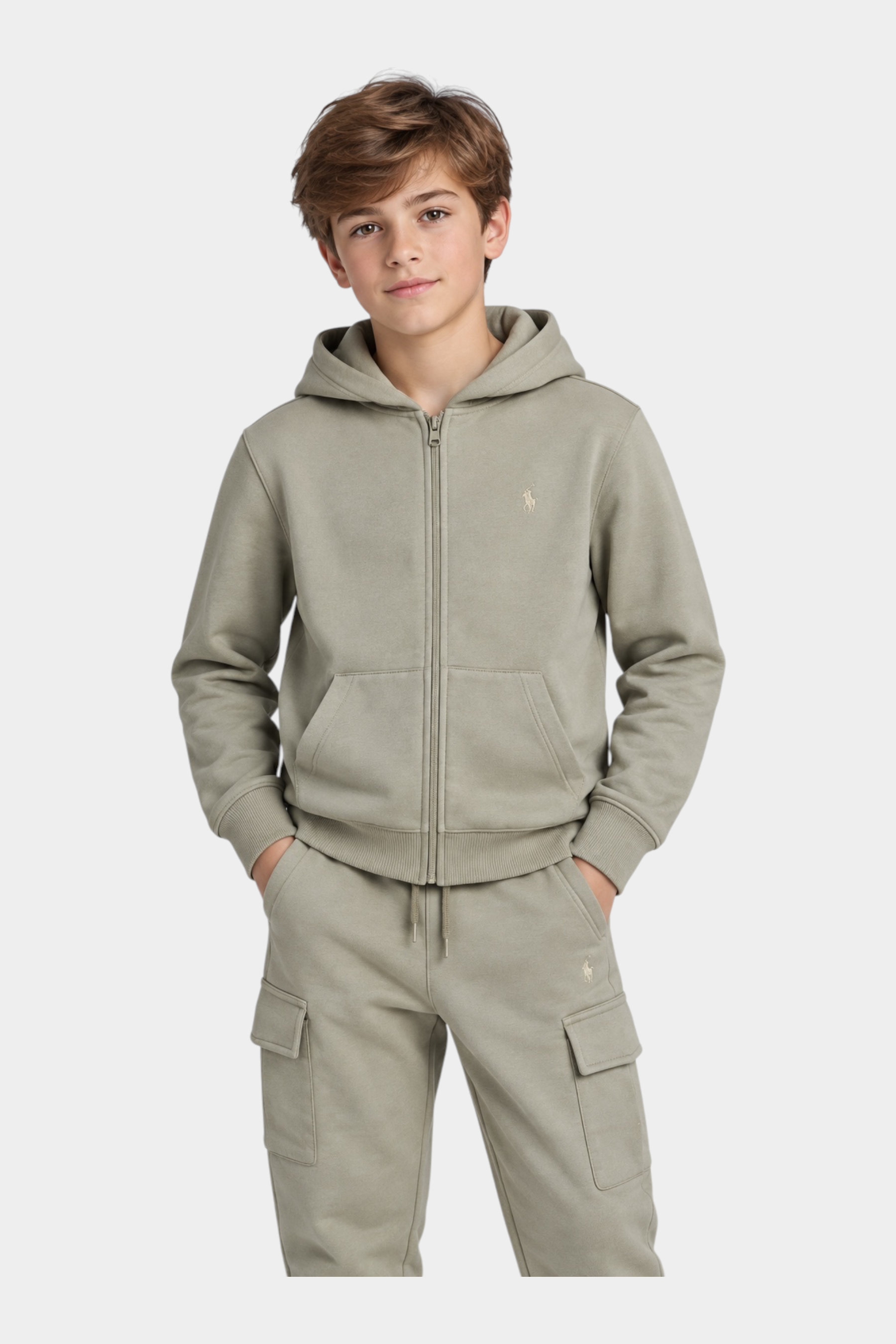 Ragazzo indossa felpa con cappuccio e pantaloni jogger cargo beige di Follower SRL con logo ricamato