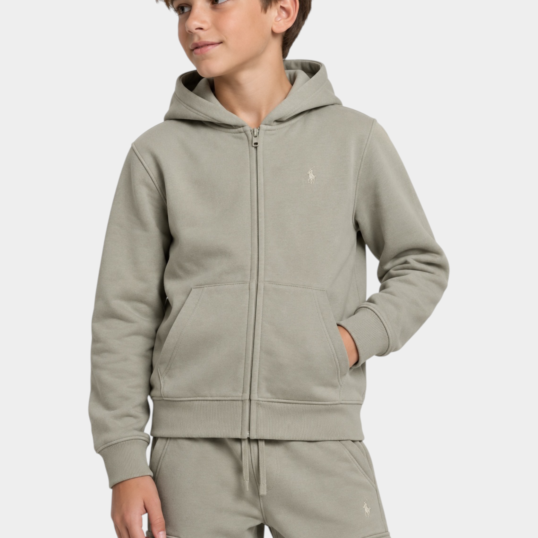Ragazzo indossa felpa con zip e pantaloni cargo beige Follower SRL in cotone con logo ricamato