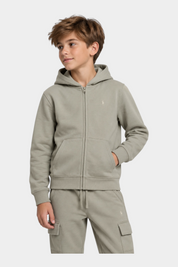 Ragazzo indossa felpa con zip e pantaloni cargo beige Follower SRL in cotone con logo ricamato