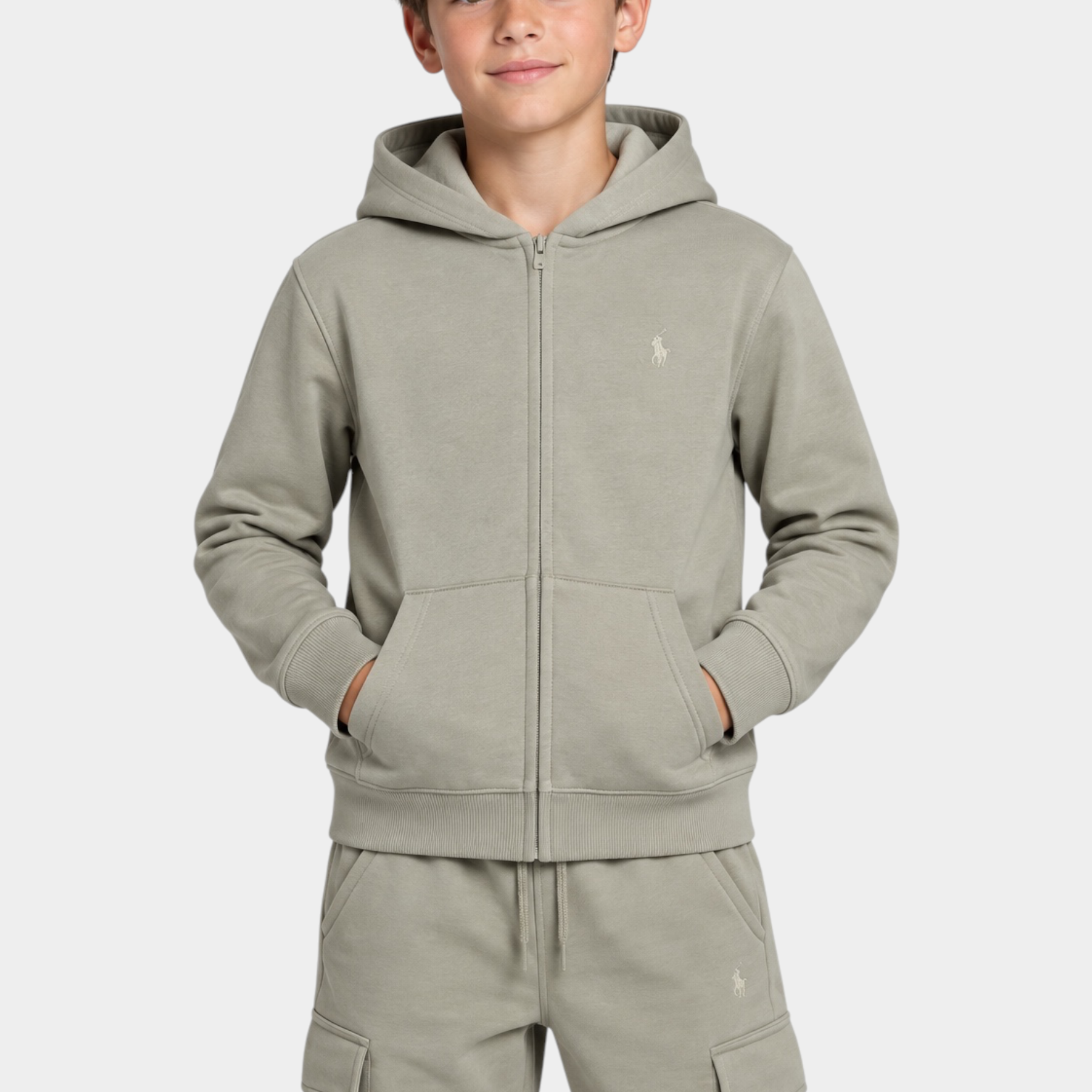 Ragazzo indossa felpa con cappuccio e pantaloni cargo beige Follower SRL in cotone con logo ricamato