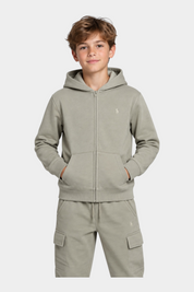 Ragazzo indossa felpa con cappuccio e pantaloni cargo beige Follower SRL in cotone con logo ricamato