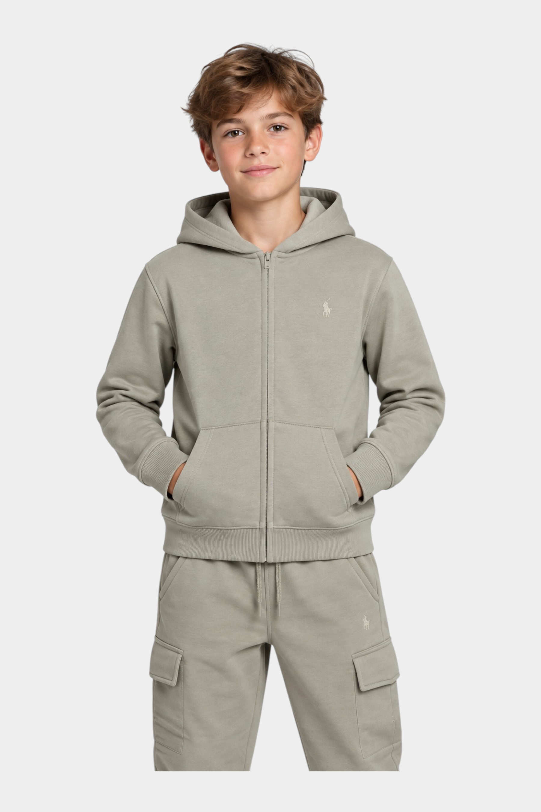 Ragazzo indossa felpa con cappuccio e pantaloni cargo beige Follower SRL in cotone con logo ricamato