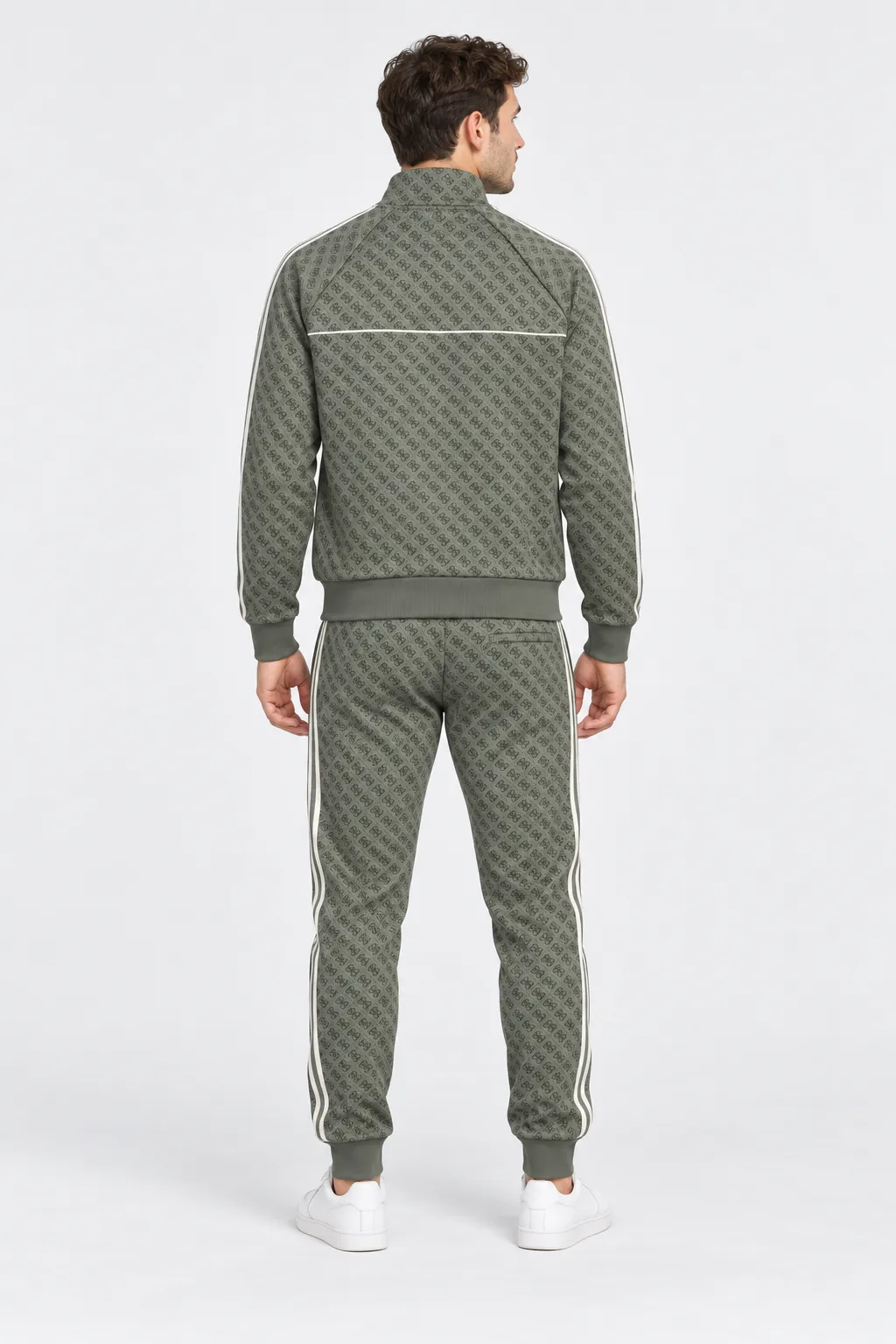 Uomo di spalle indossa tuta Follower SRL verde con stampa logo iconico GUESS e bande laterali bianche