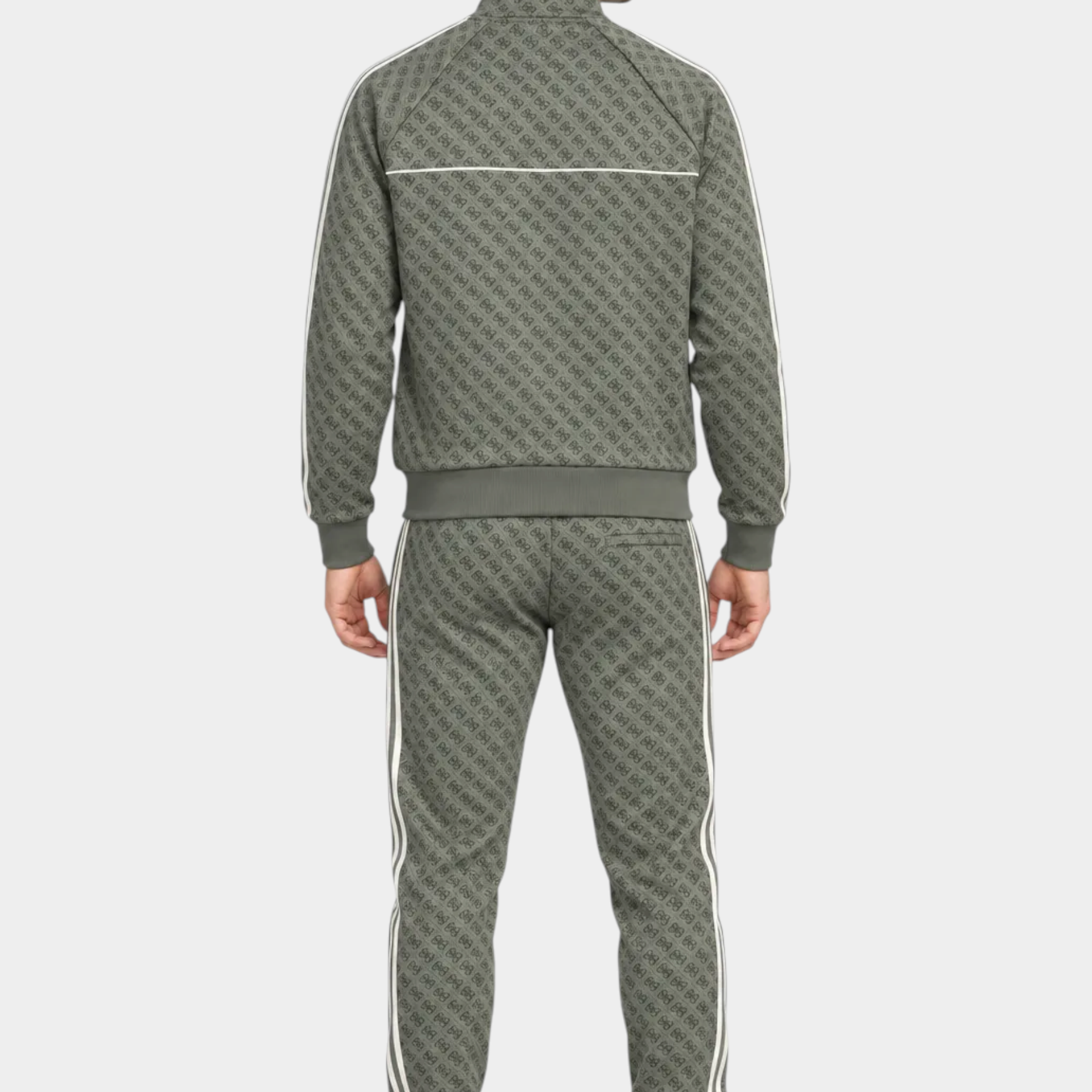 Uomo di spalle indossa tuta Follower SRL verde con stampa logo iconico GUESS e bande laterali bianche