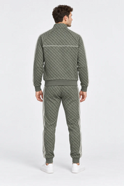 Uomo di spalle indossa tuta Follower SRL verde con stampa logo iconico GUESS e bande laterali bianche