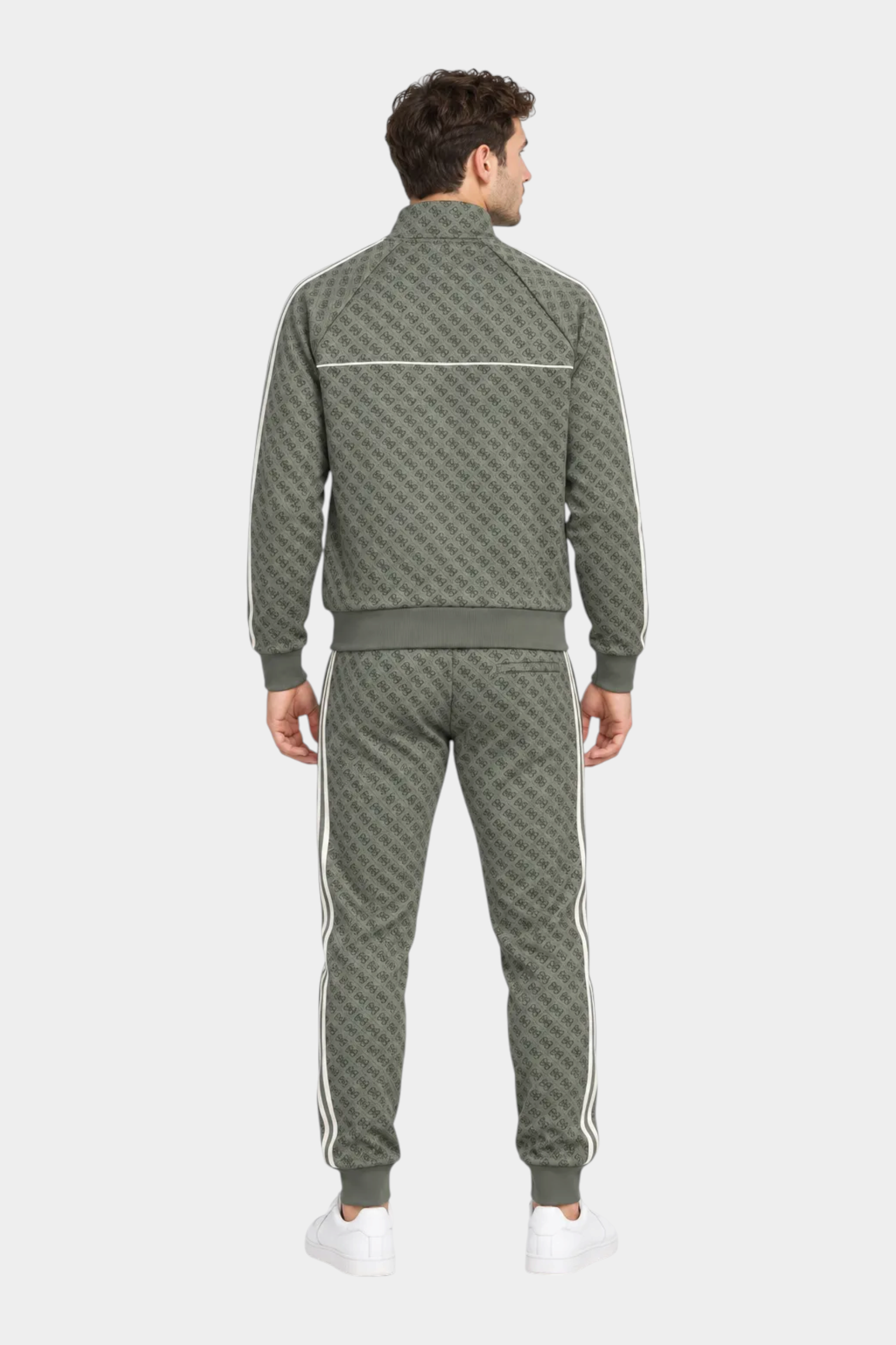 Uomo di spalle indossa tuta Follower SRL verde con stampa logo iconico GUESS e bande laterali bianche