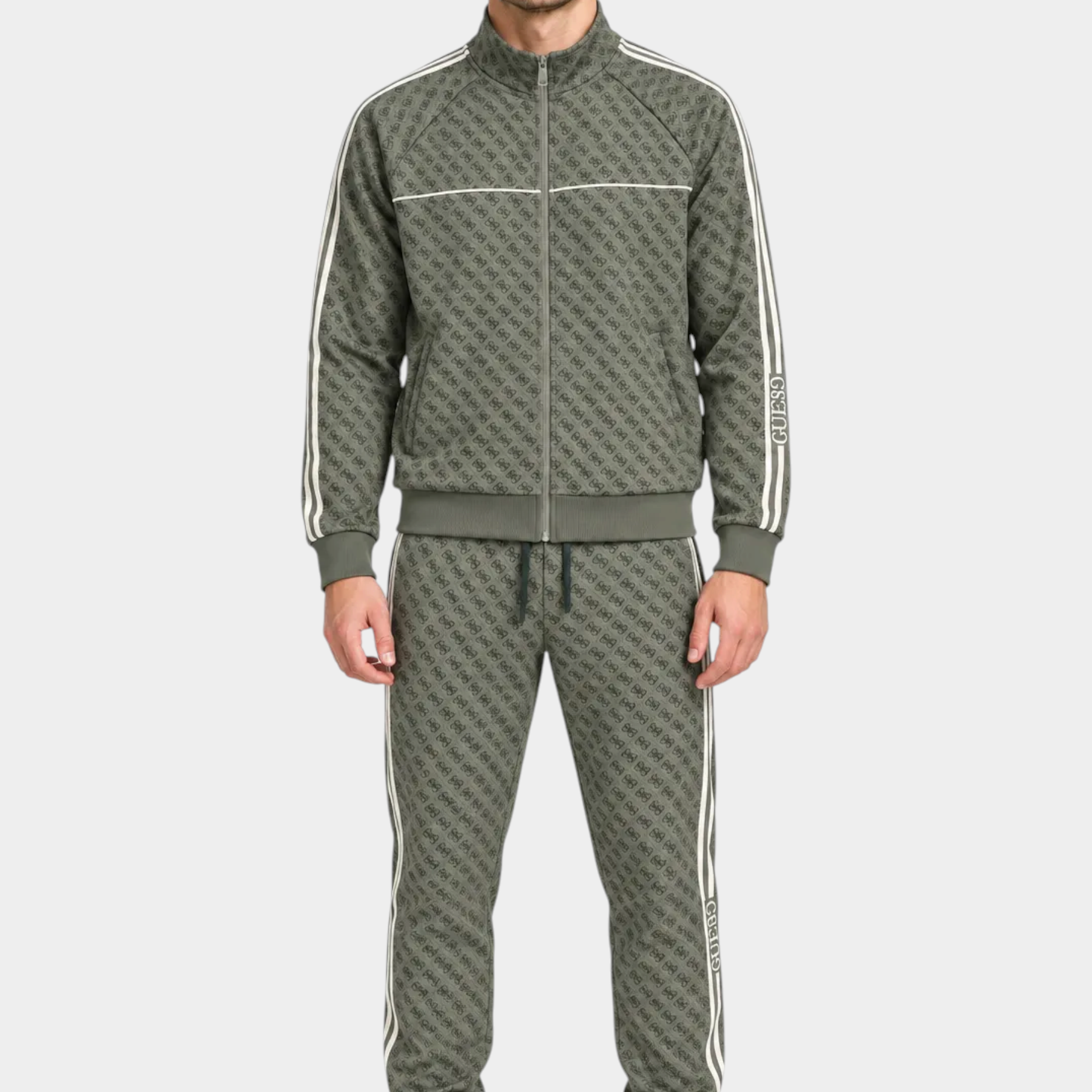 Modello indossa tuta sportiva Follower SRL verde con logo GUESS all-over, giacca con zip e pantaloni jogger