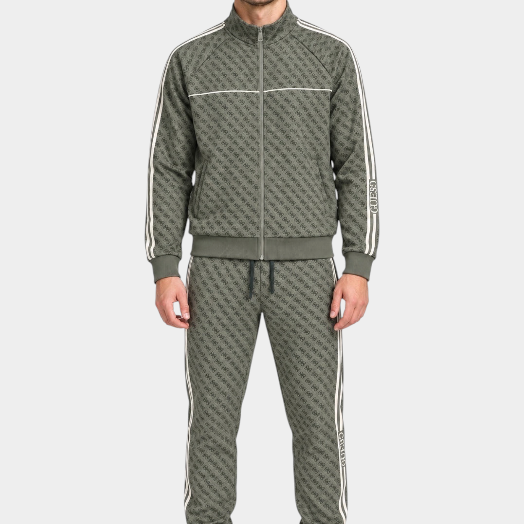 Modello indossa tuta Follower SRL verde con logo GUESS all-over, zip integrale e bande laterali a contrasto