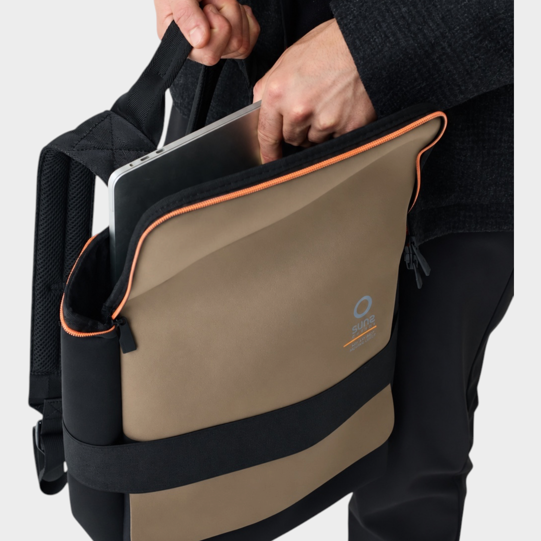 Zaino medium Follower SRL in neoprene marrone e nero con dettagli arancioni e scomparto per laptop