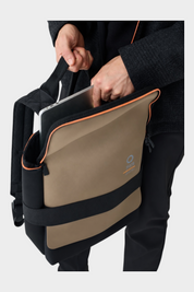Zaino medium Follower SRL in neoprene marrone e nero con dettagli arancioni e scomparto per laptop