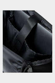 Interno dello zaino Follower SRL in neoprene nero con scomparto imbottito per laptop e chiusura a zip