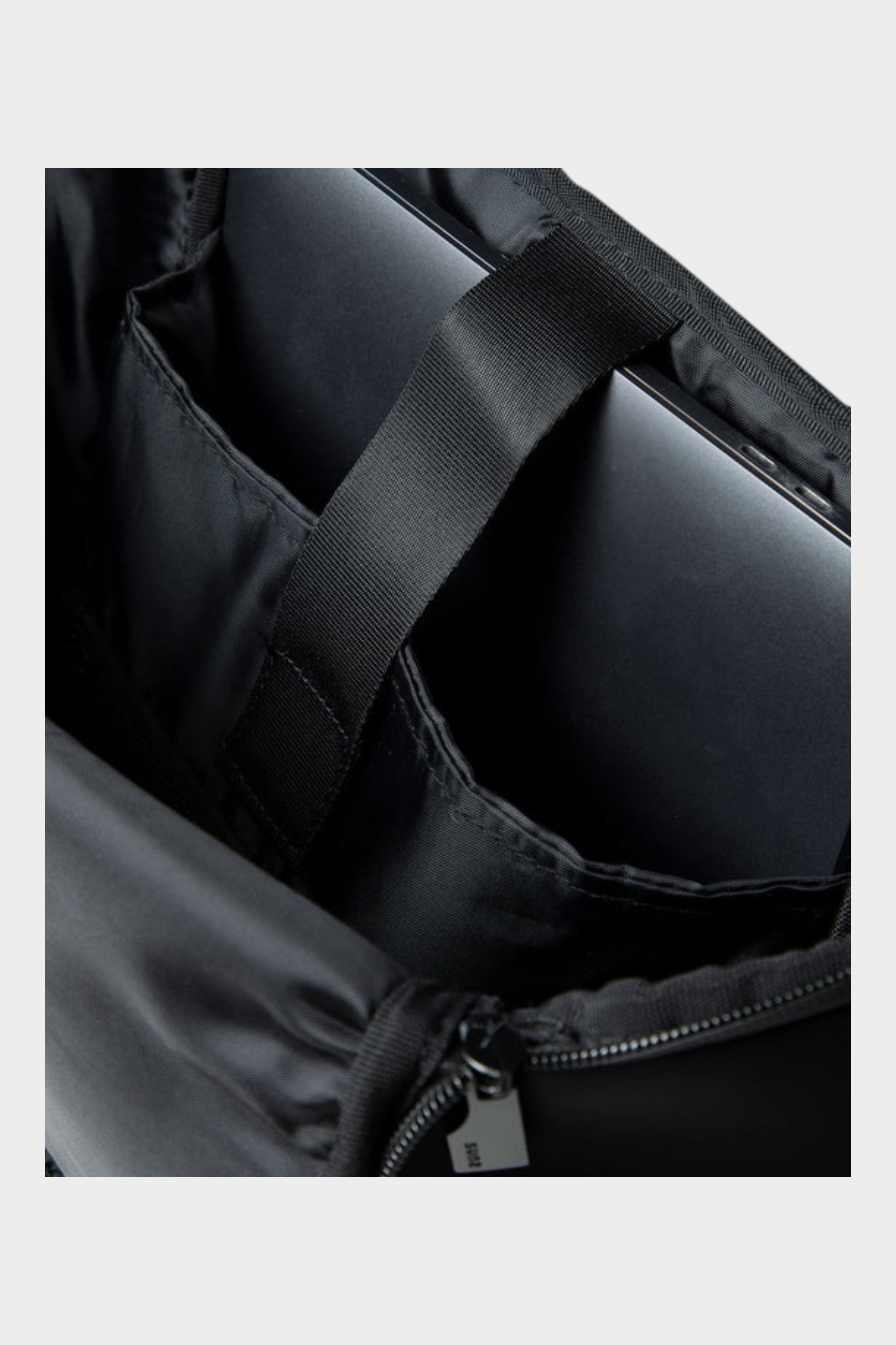 Interno dello zaino Follower SRL in neoprene nero con scomparto imbottito per laptop e chiusura a zip