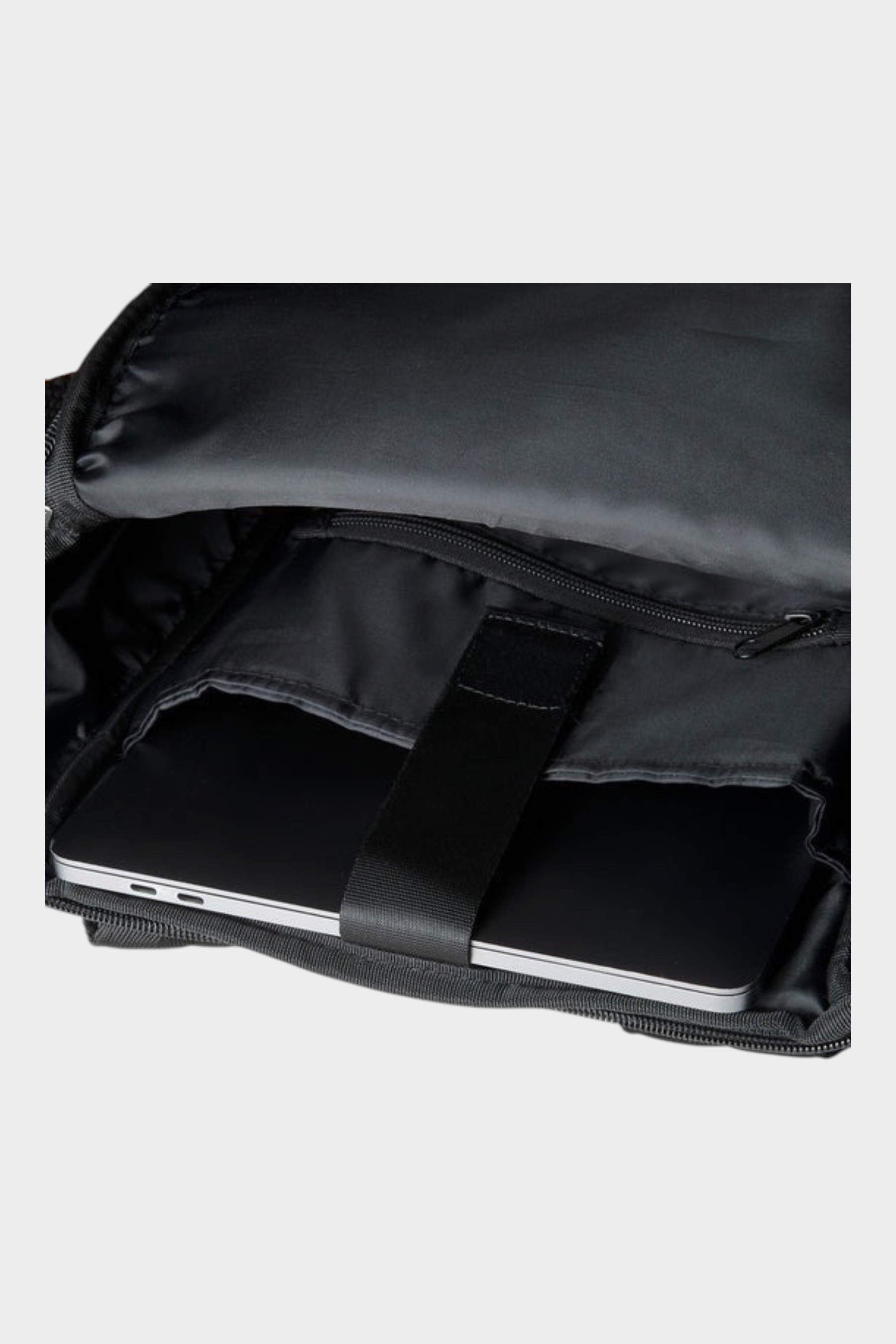 Interno dello zaino Follower SRL in neoprene nero con scomparto imbottito per laptop e chiusura a strappo