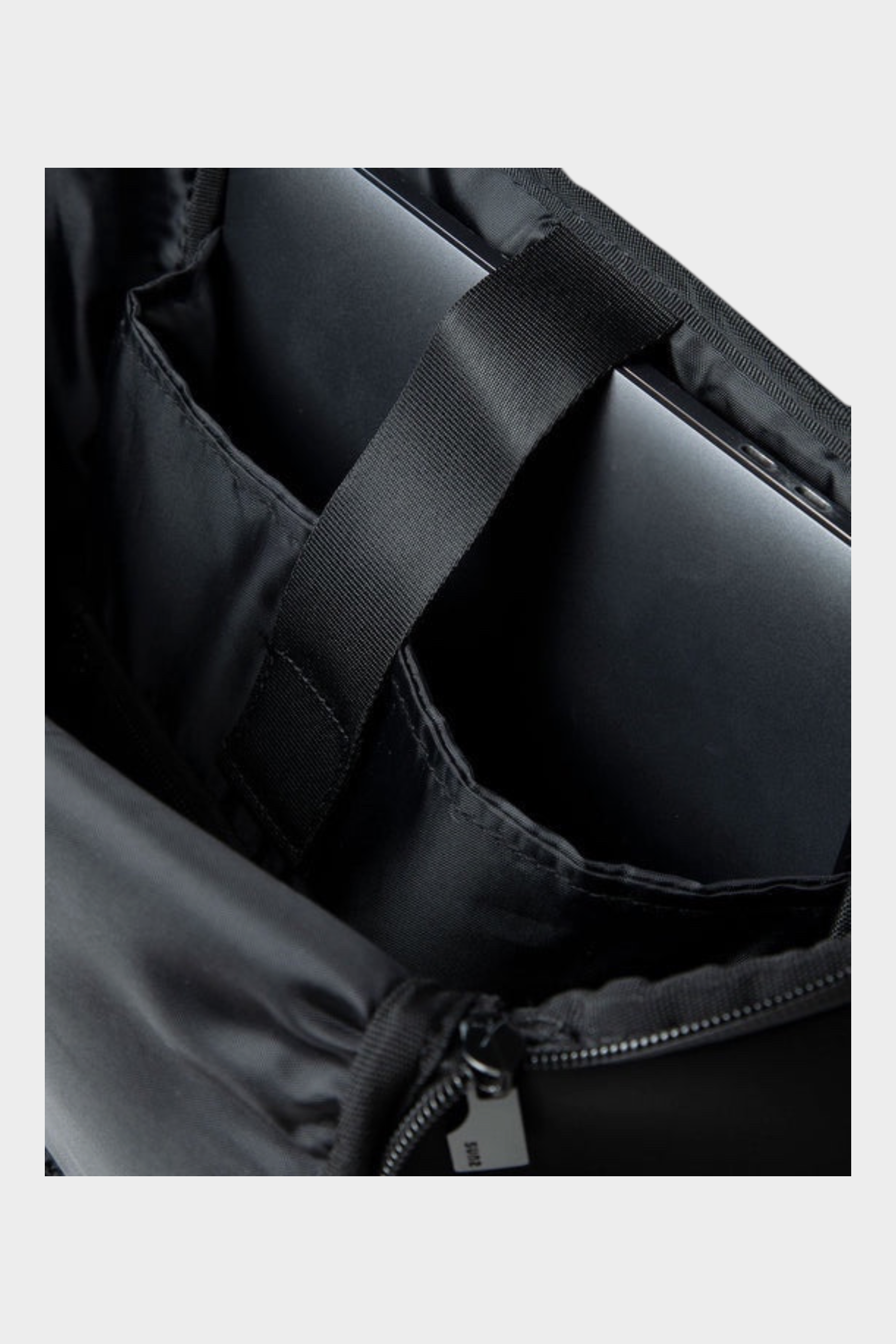 Interno dello zaino medium in neoprene nero SUNS BOARDS di Follower SRL con scomparto imbottito per laptop