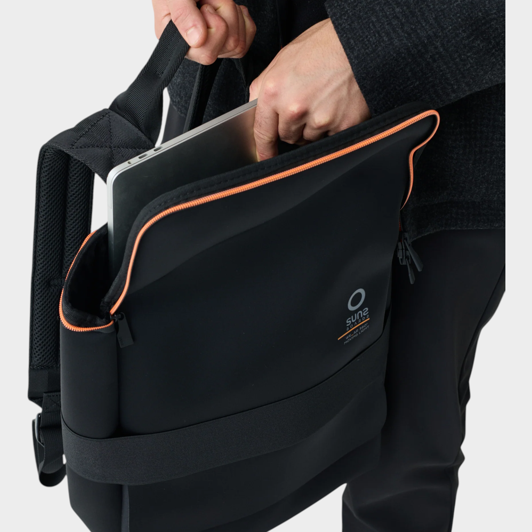 Zaino medium Follower SRL in neoprene nero con dettagli arancioni e scomparto per laptop