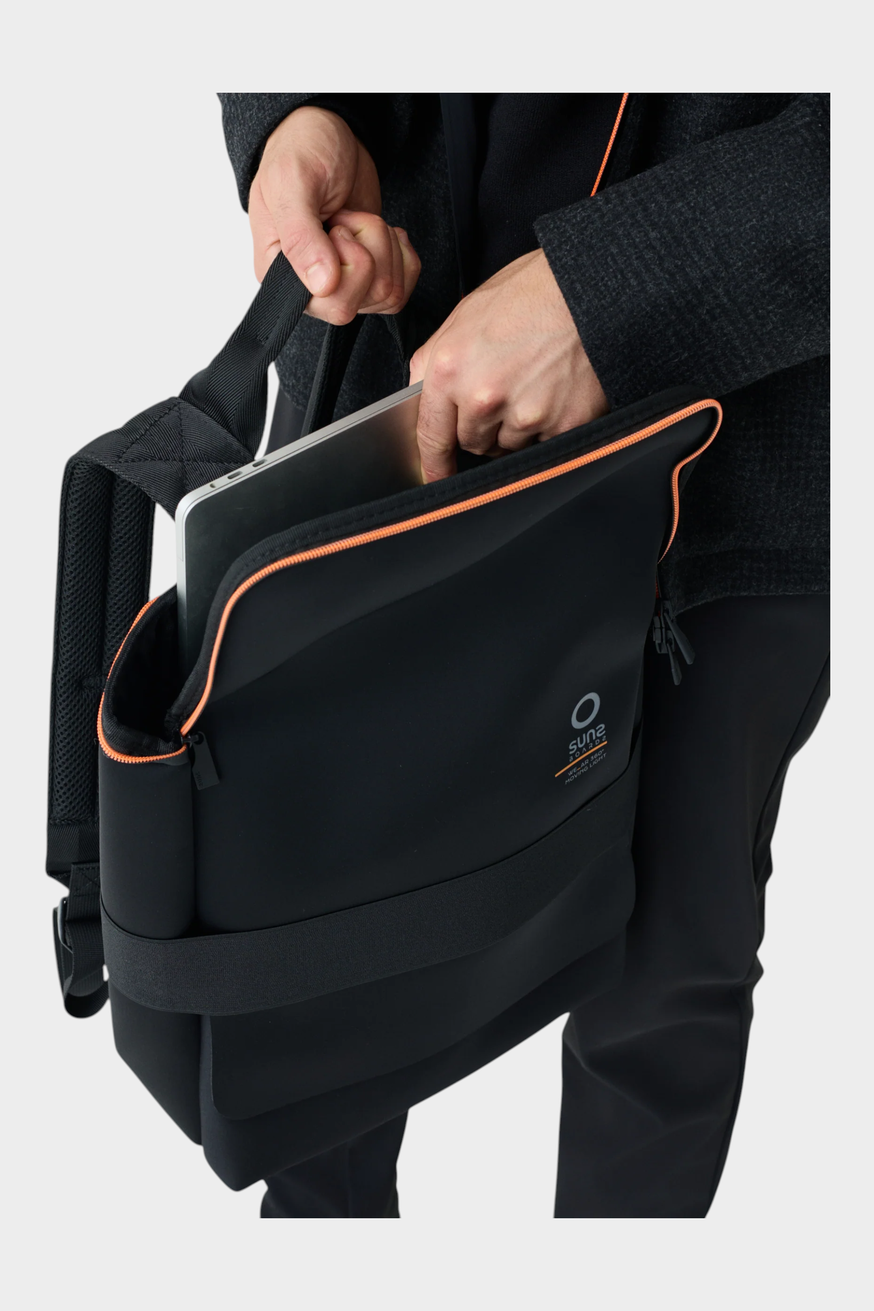 Zaino medium Follower SRL in neoprene nero con dettagli arancioni e scomparto per laptop