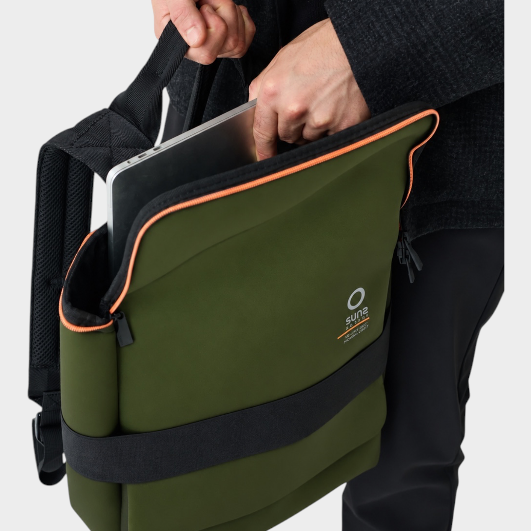 Zaino medium Follower SRL in neoprene verde con dettagli arancioni e scomparto per laptop