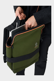 Zaino medium Follower SRL in neoprene verde con dettagli arancioni e scomparto per laptop