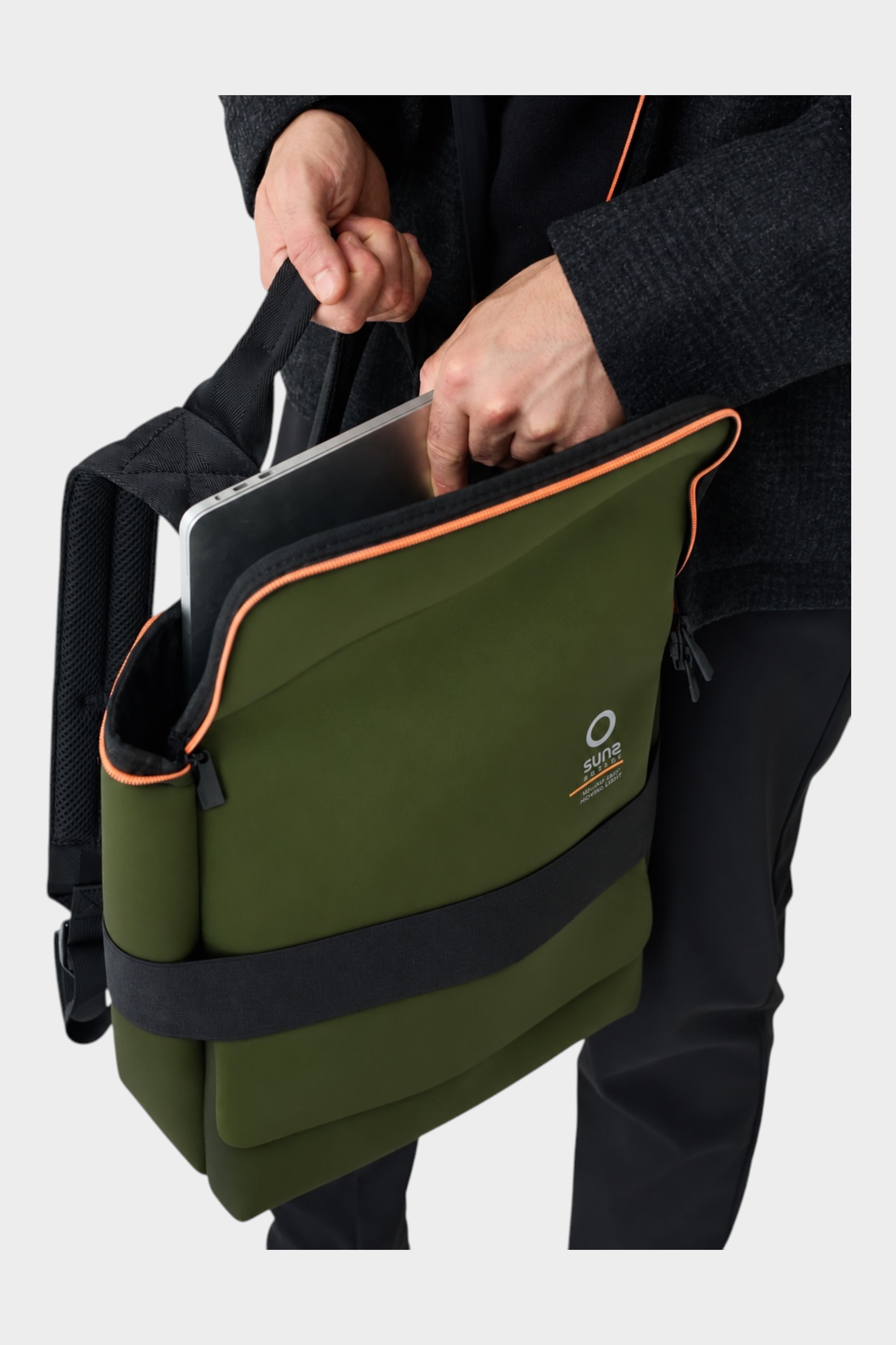 Zaino medium Follower SRL in neoprene verde con dettagli arancioni e scomparto per laptop