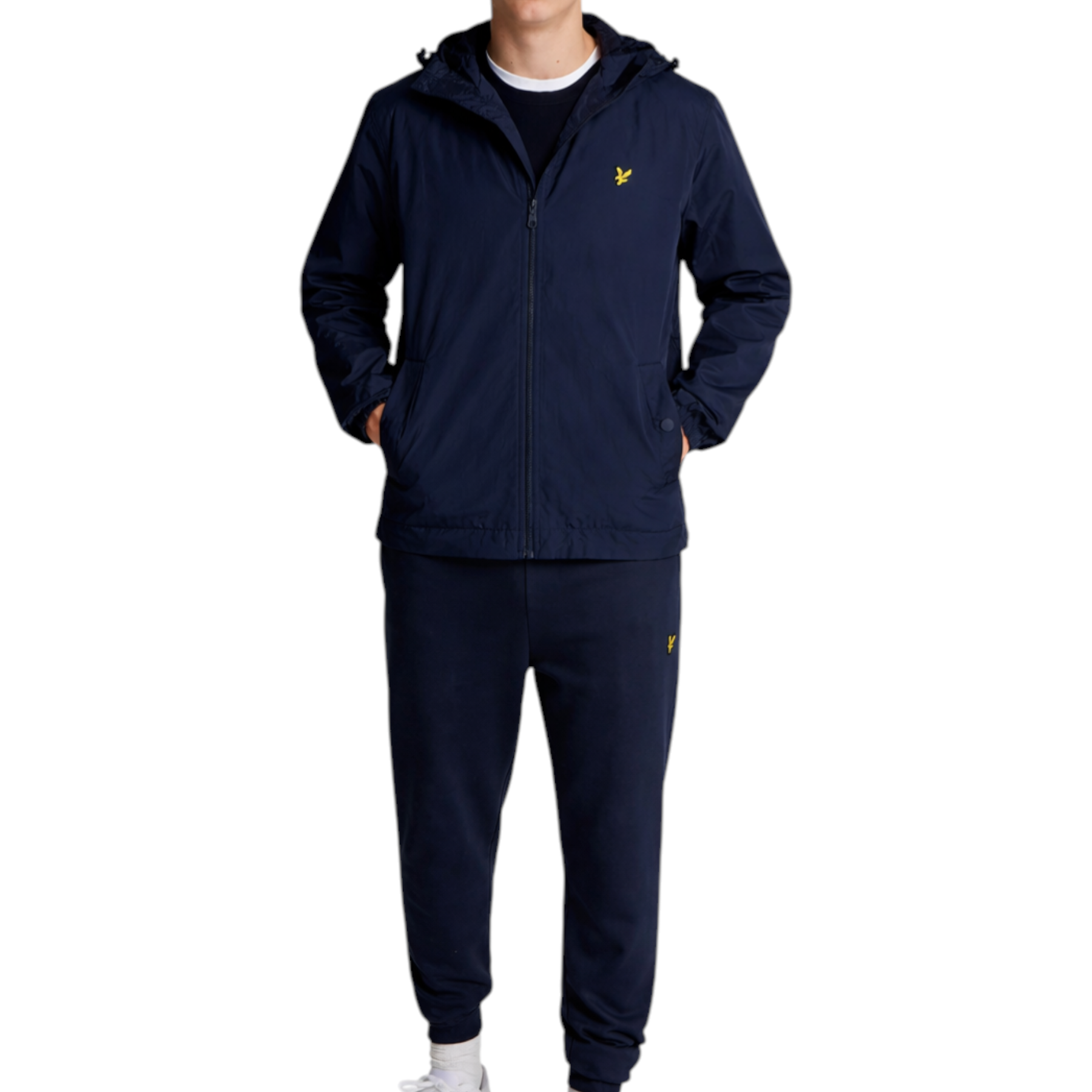 Giacca con cappuccio uomo nero lyle e scott in navy blu con zip e logo uccello giallo sul petto abbinata a joggers