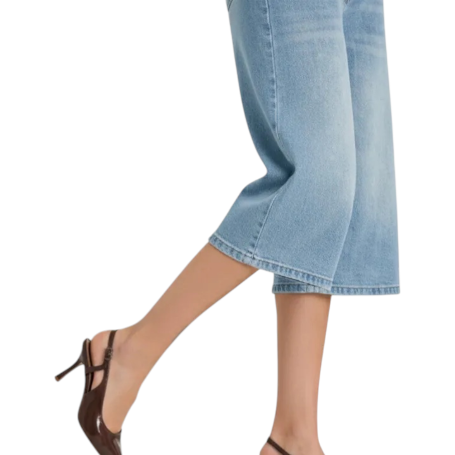 Brown patent leather slingback heels with pointed toe and thin high heel paired with jeans bermuda donna blu pdk
