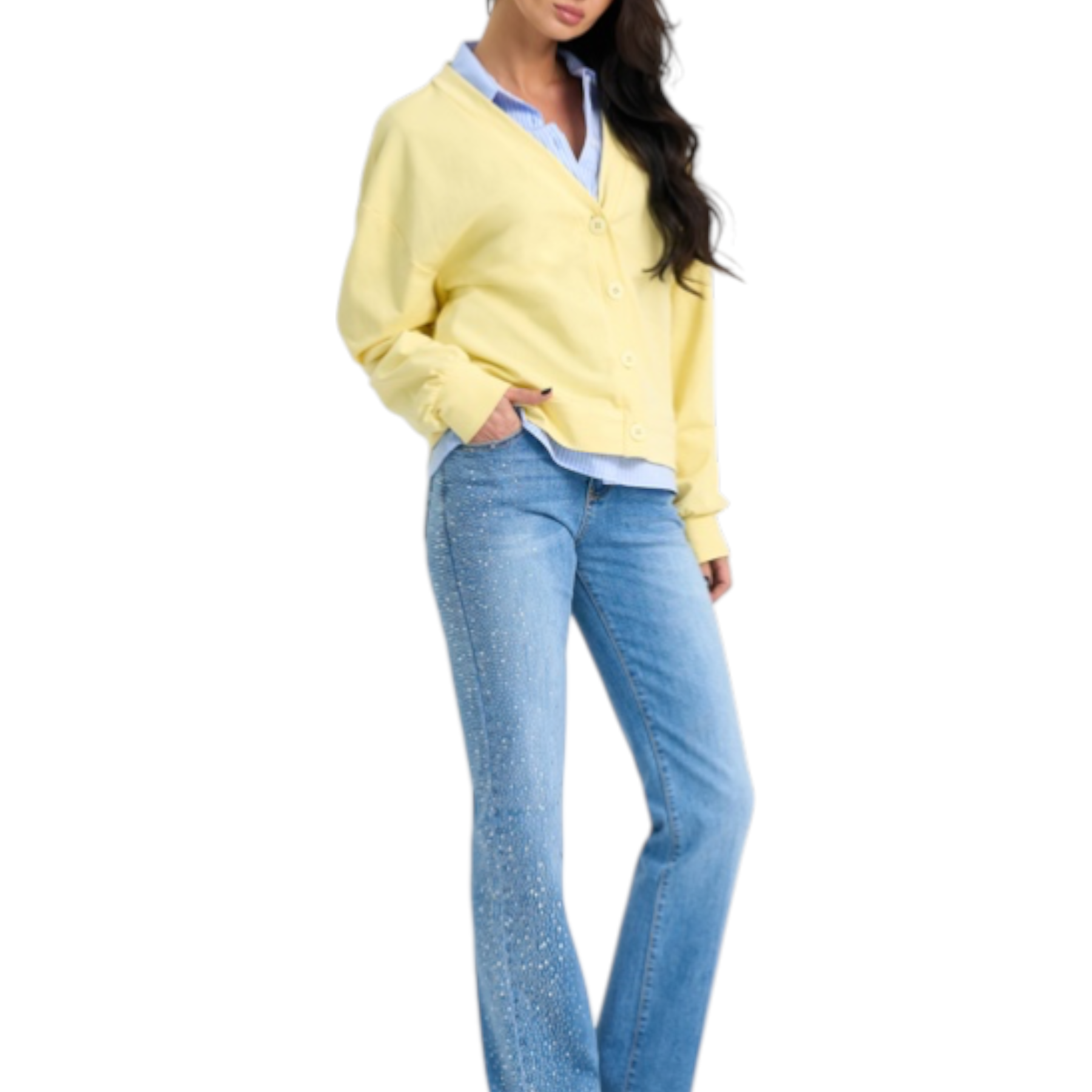 Jeans straight con strass donna blu pdk indossati con cardigan giallo e camicia azzurra in cotone e sneakers bianche
