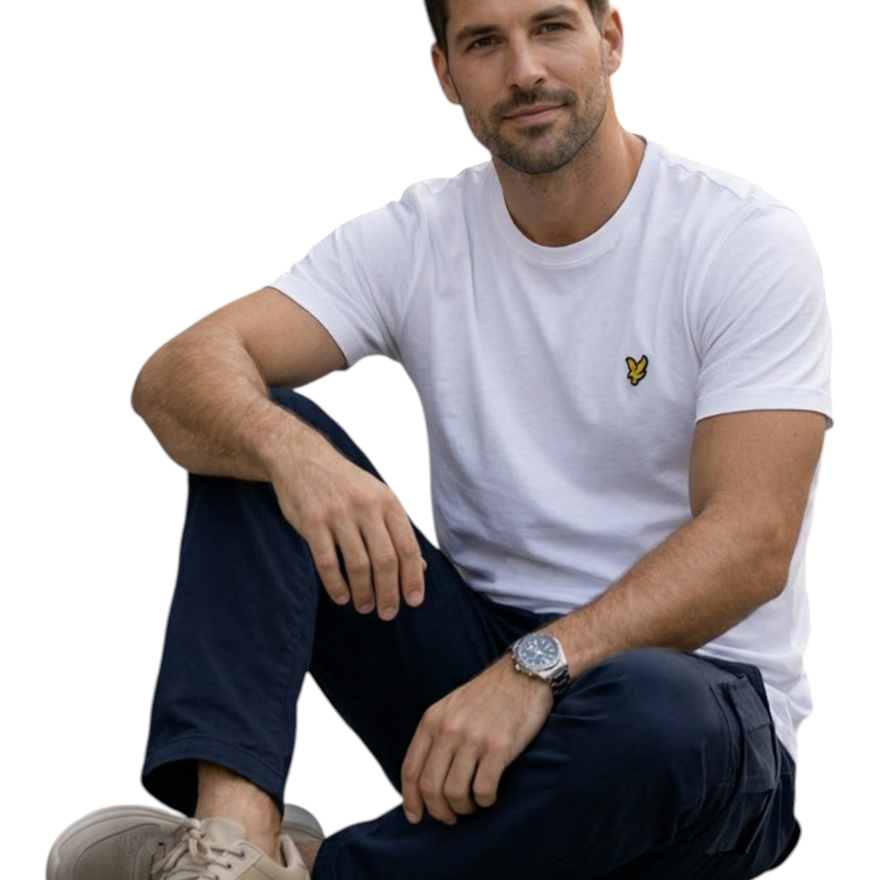 Pantaloni cargo uomo blu lyle e scott con t shirt bianca e piccolo logo uccello giallo sul petto