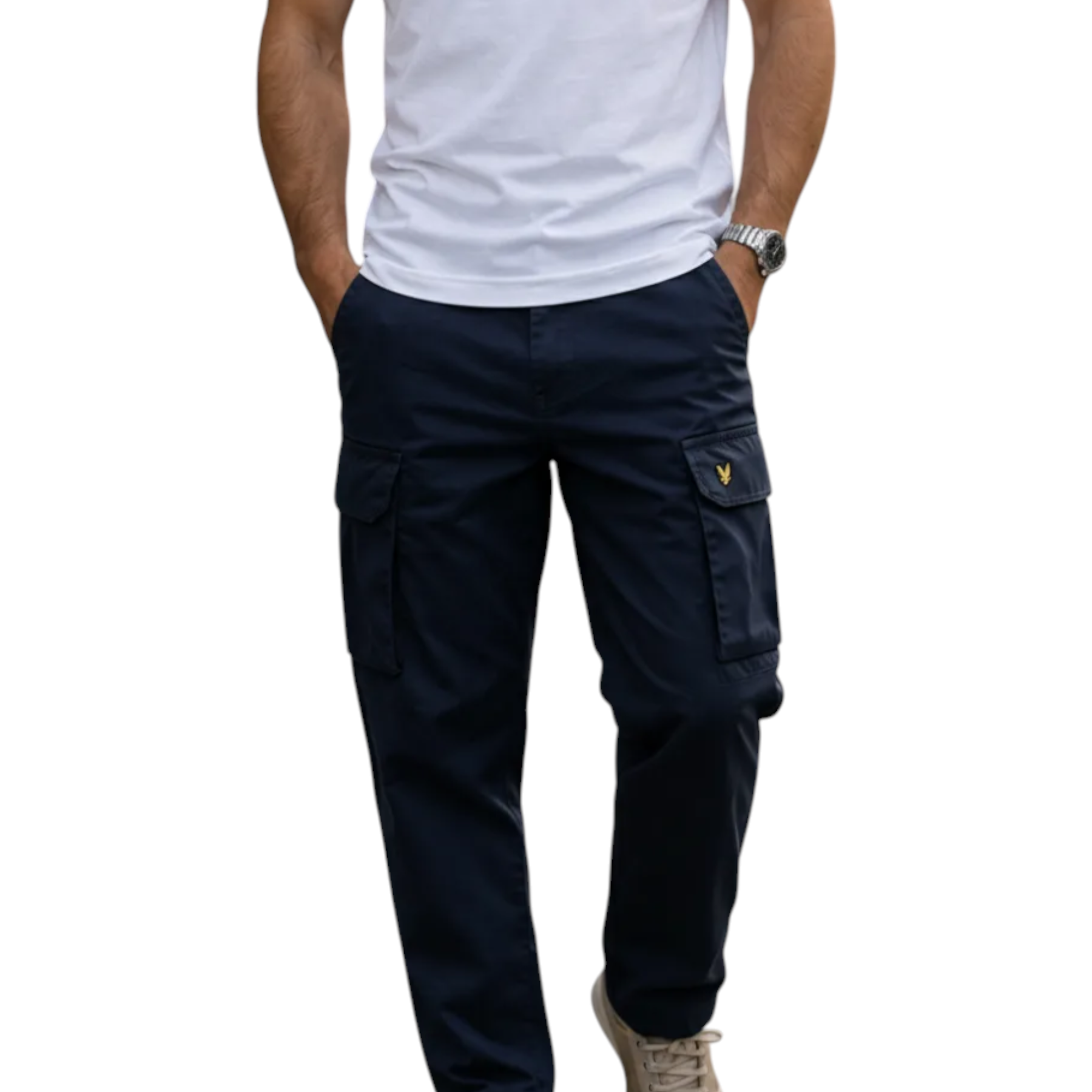 Pantaloni cargo uomo blu lyle e scott in tessuto scuro con tasche multiple e logo giallo sul coscia