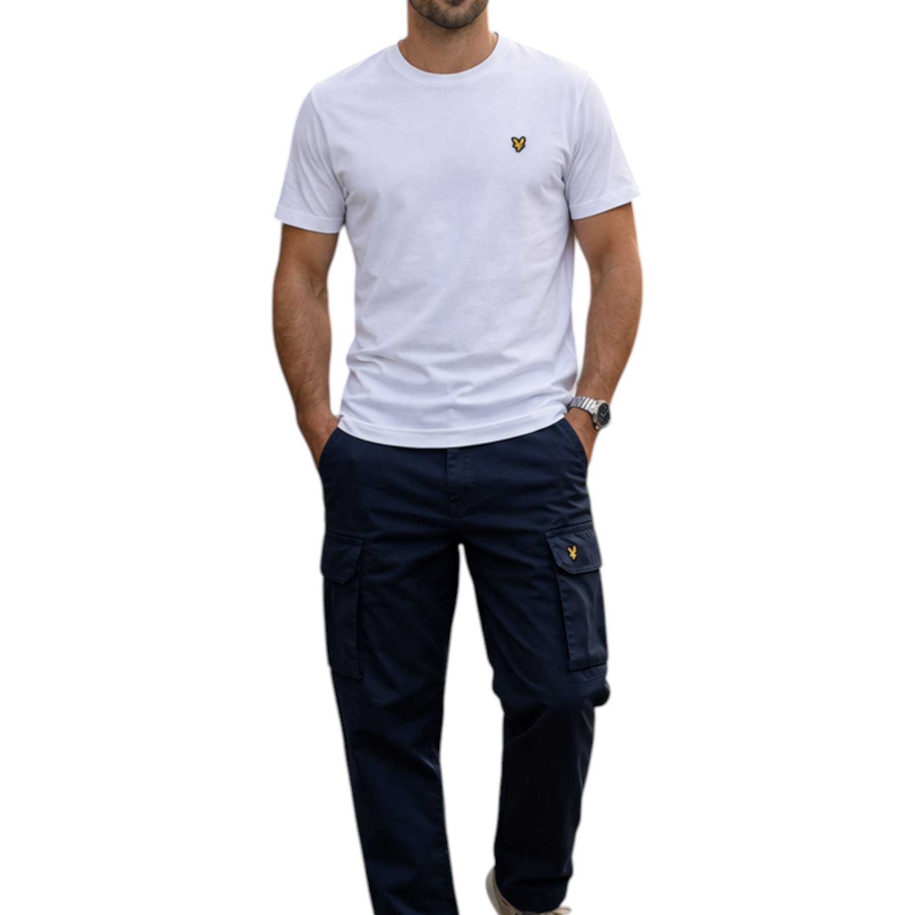 Pantaloni cargo uomo blu lyle e scott con t-shirt bianca e logo giallo sul petto a sinistra
