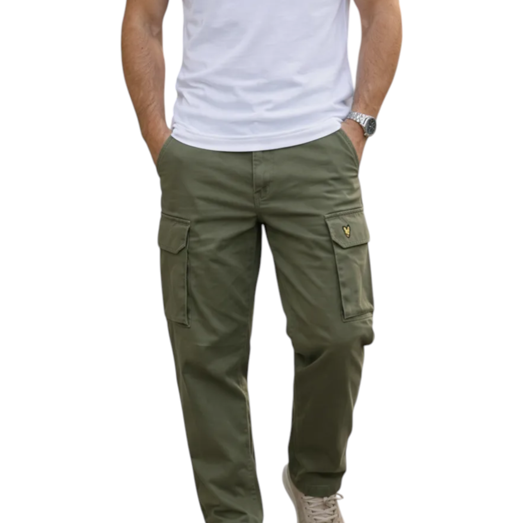 Pantaloni cargo uomo verde oliva con tasche multiple e piccolo logo giallo lyle e scott sul taschino coscia
