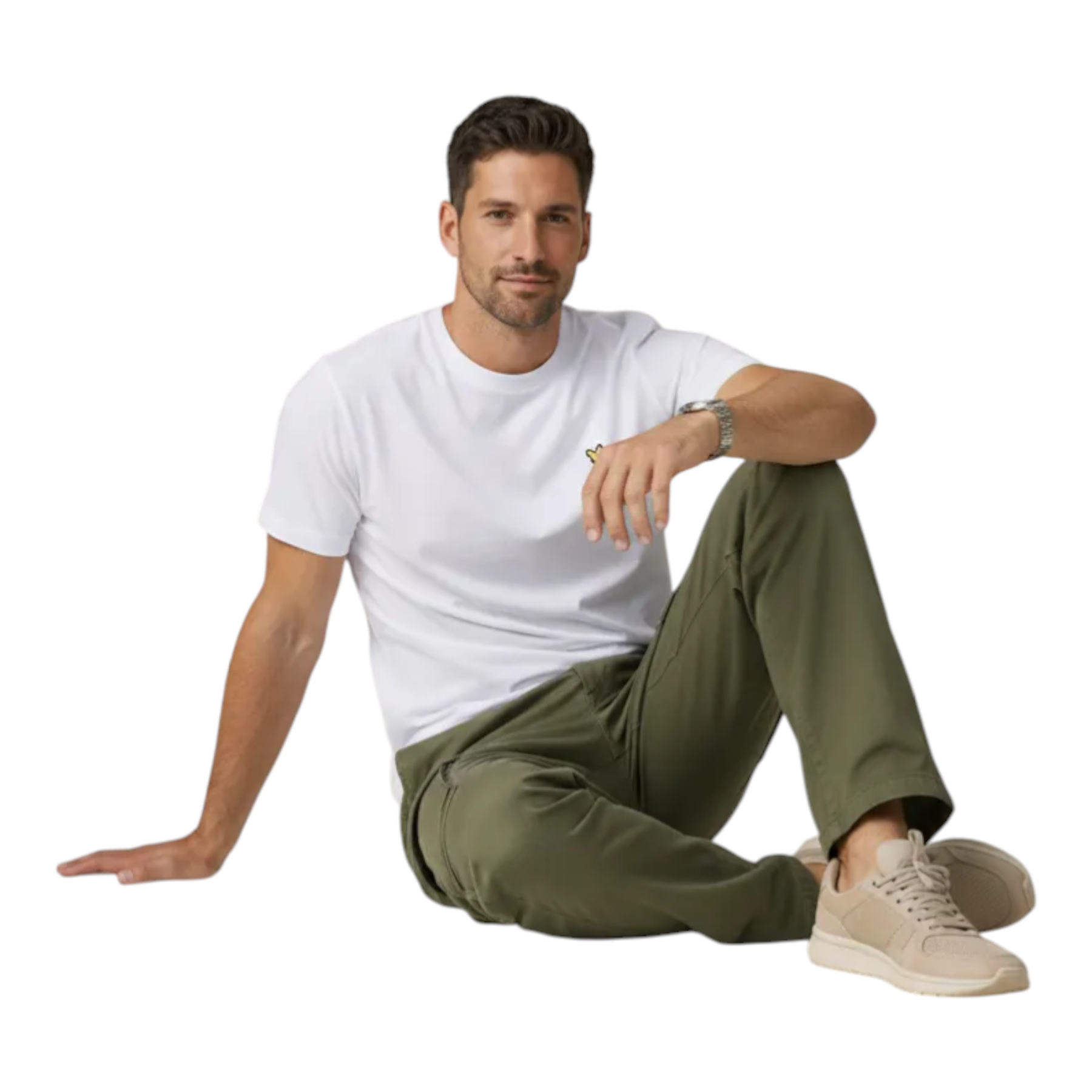 Uomo che indossa pantaloni cargo verde lyle e scott con vestibilità rilassata abbinati a t shirt bianca e sneakers beige