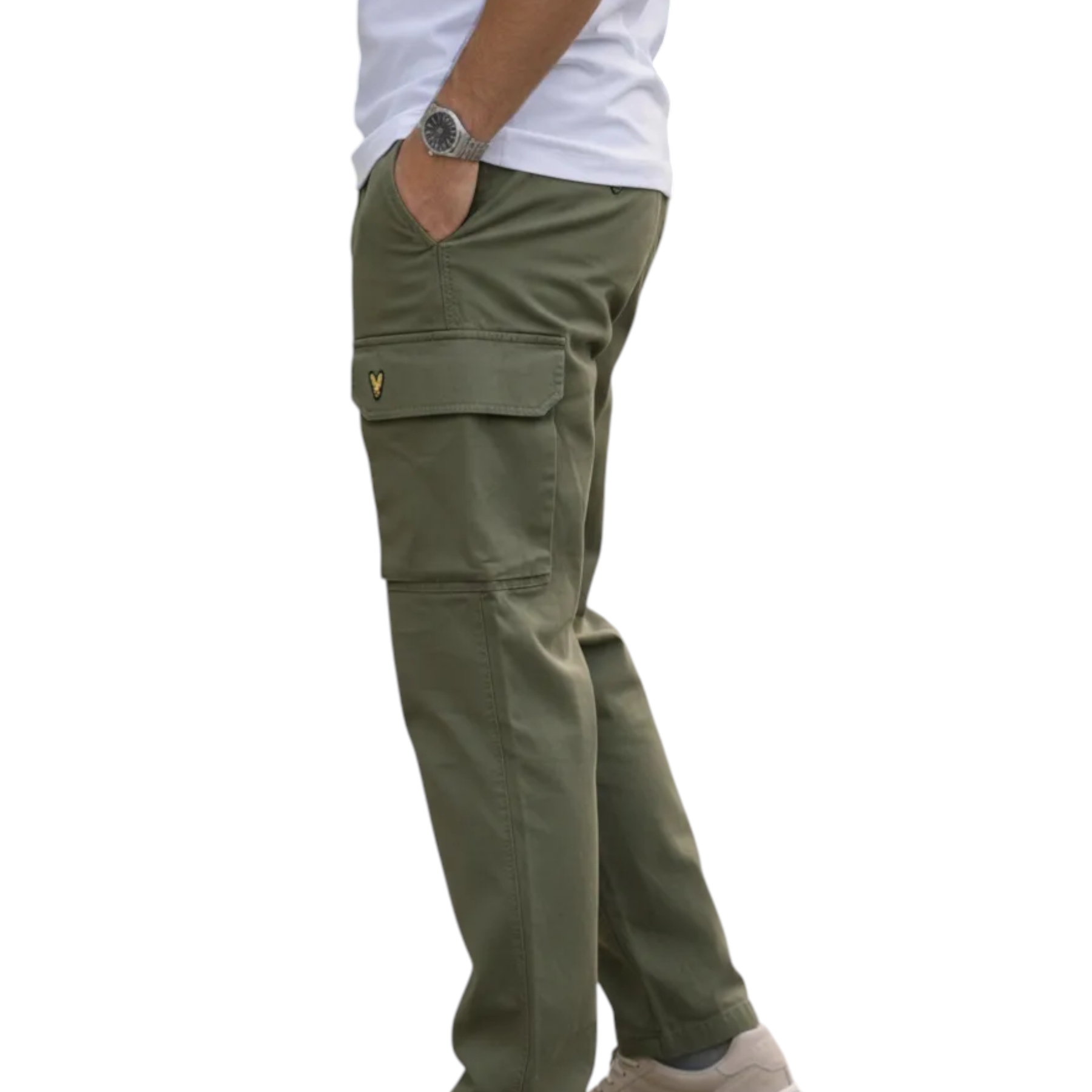 Pantaloni cargo uomo verde olive con logo giallo sulla tasca laterale firmati lyle e scott