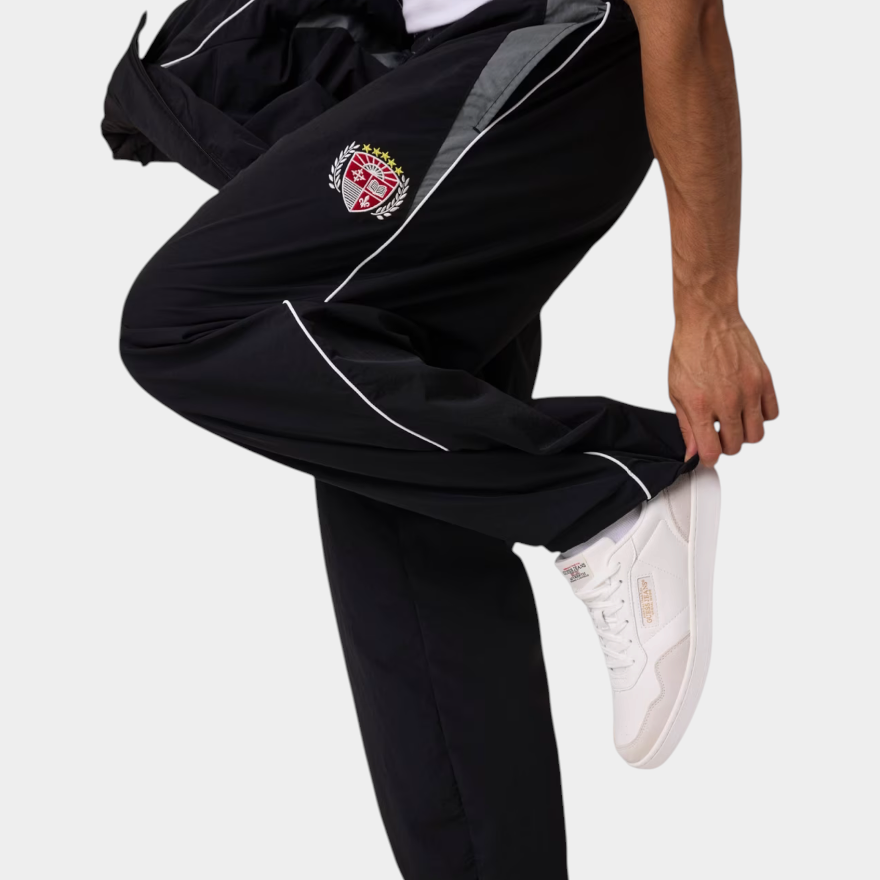Pantaloni jogger in nylon uomo nero guess
