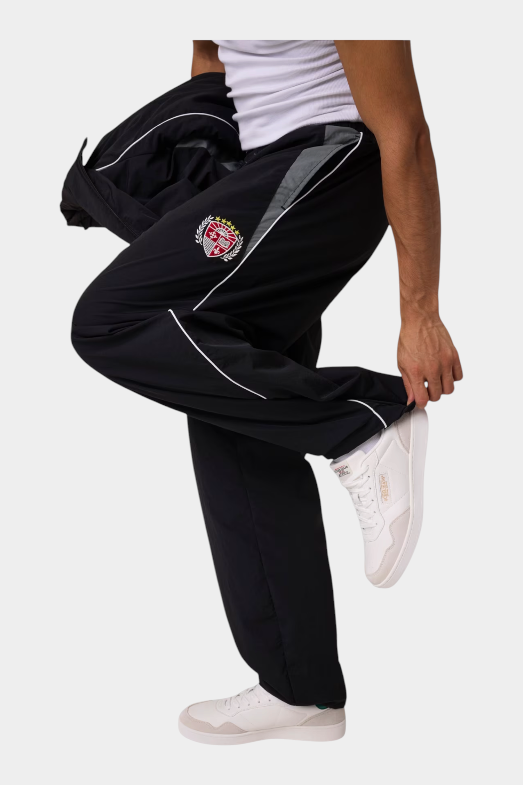 Pantaloni jogger in nylon uomo nero guess
