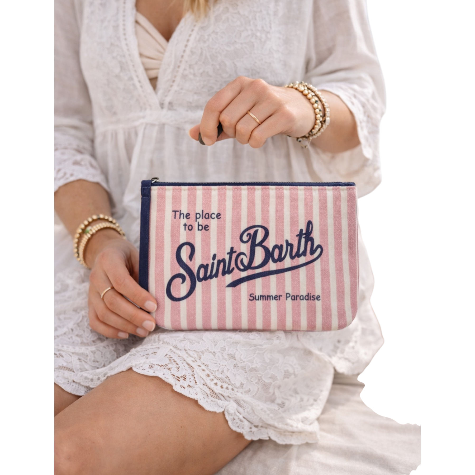 Pochette aline in lino rosa con fantasia a righe bianche e rosa e rifiniture blu con testo saint barth summer paradise