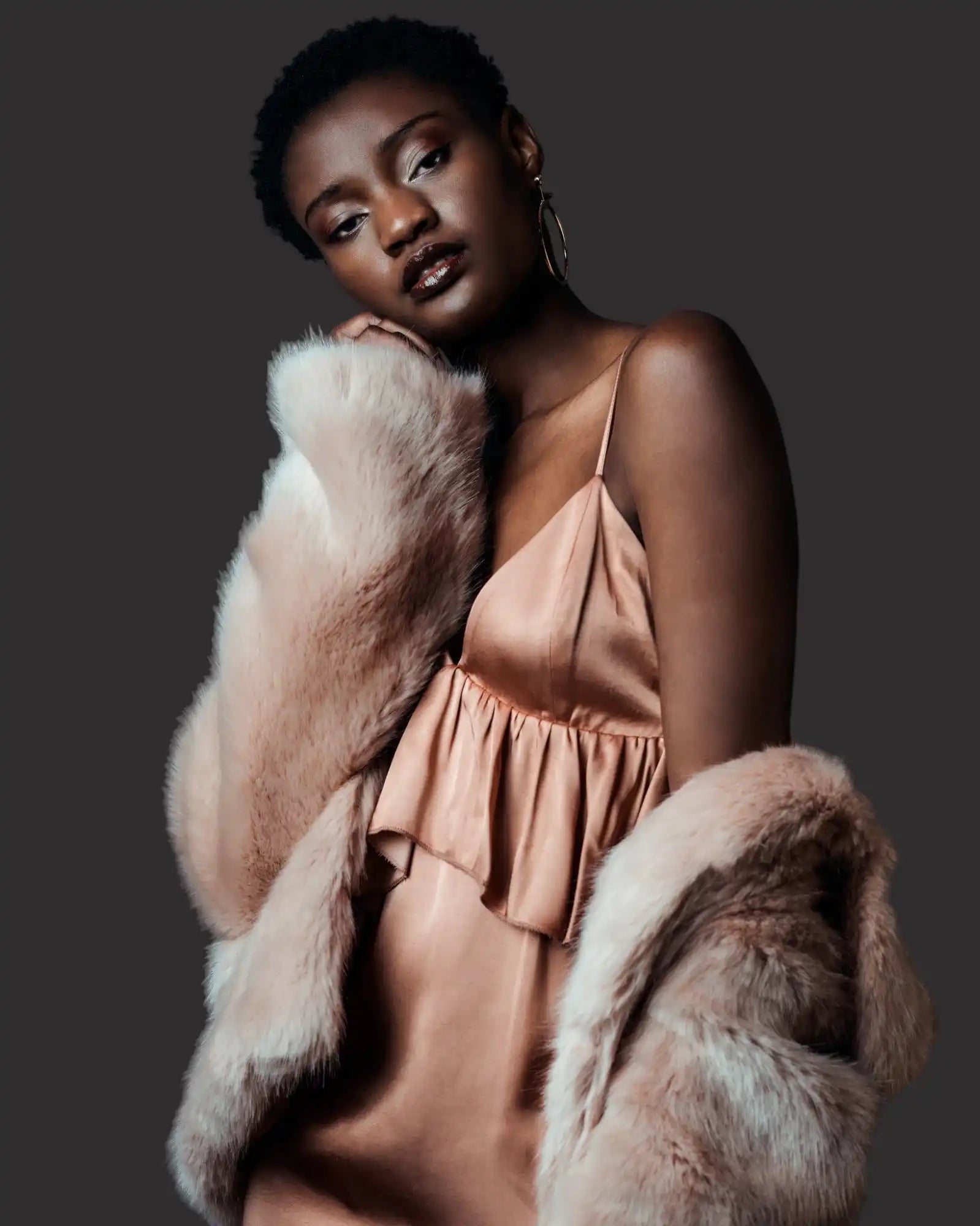 Cappotto di pelliccia rosa con una texture lussuosa e aspetto morbido e vellutato.