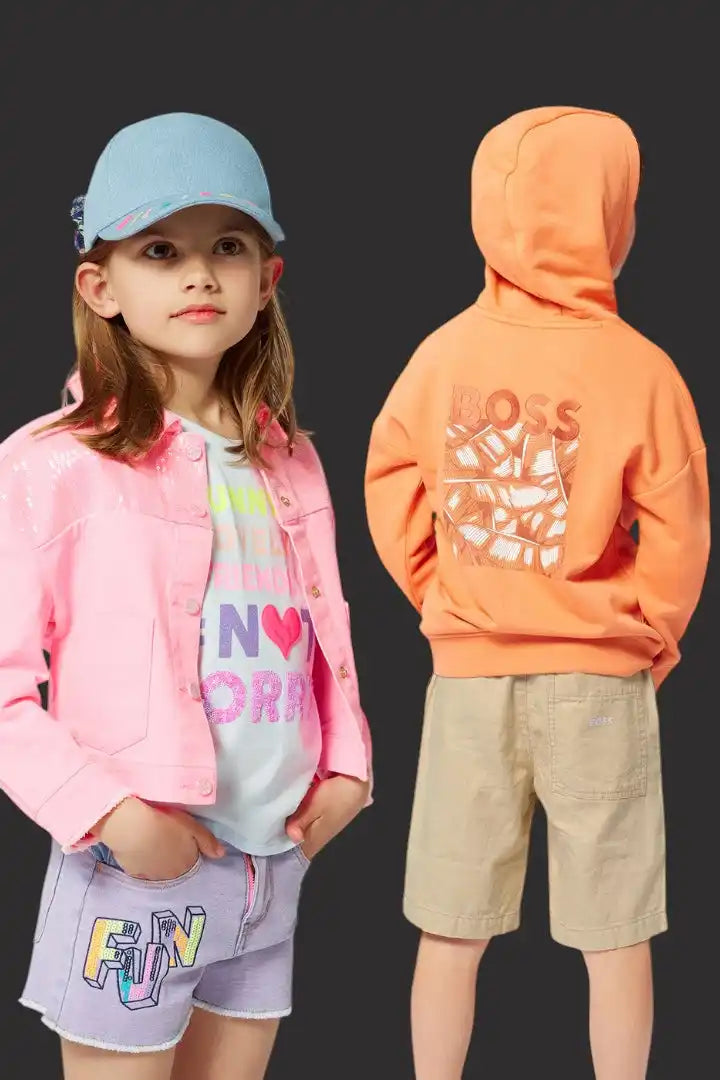 Maglietta grafica 'divertente' rosa e viola con shorts, cappellino da baseball azzurro chiaro.