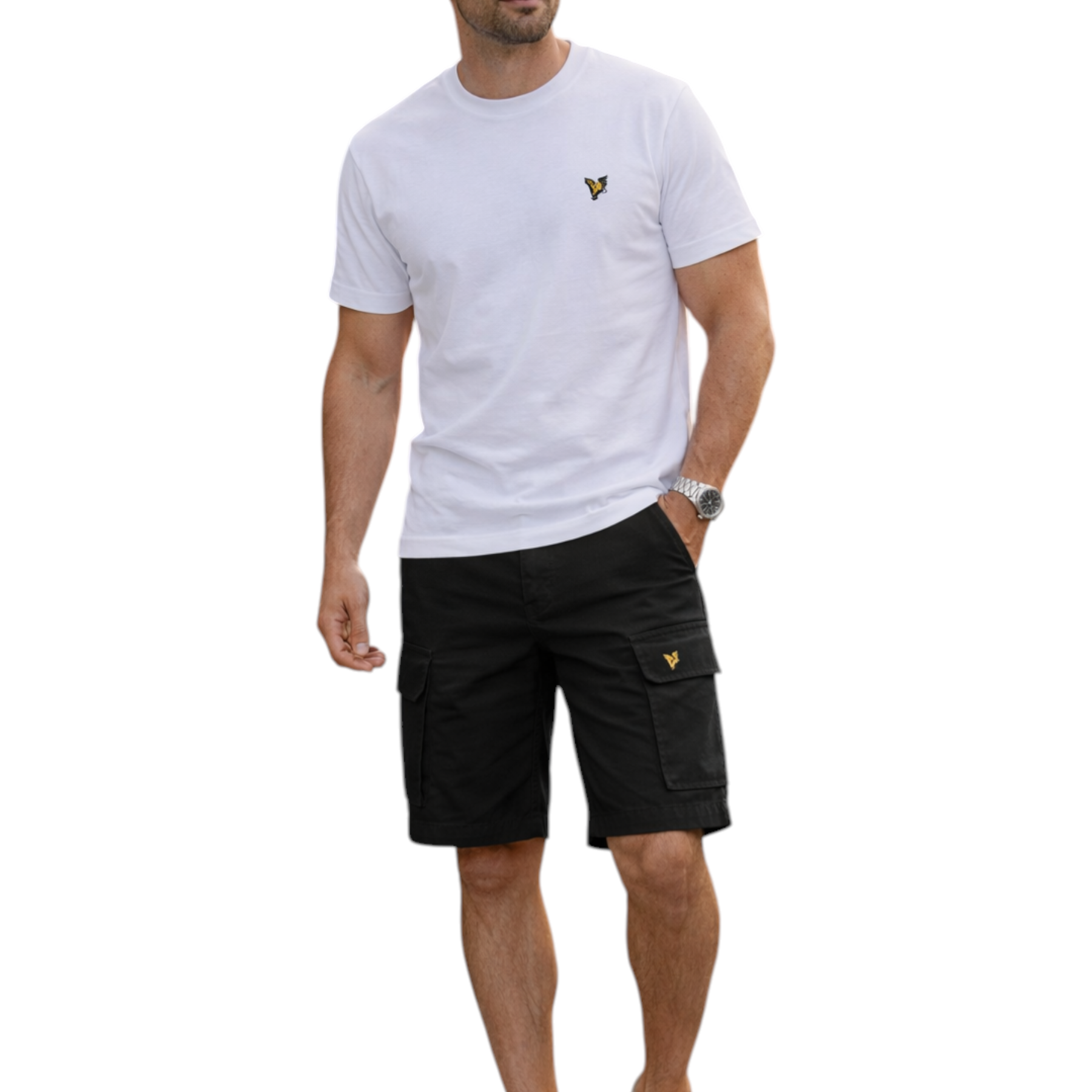 T-shirt bianca lyle e scott con piccolo logo uccello giallo sul petto abbinata a shorts cargo wembley neri uomo