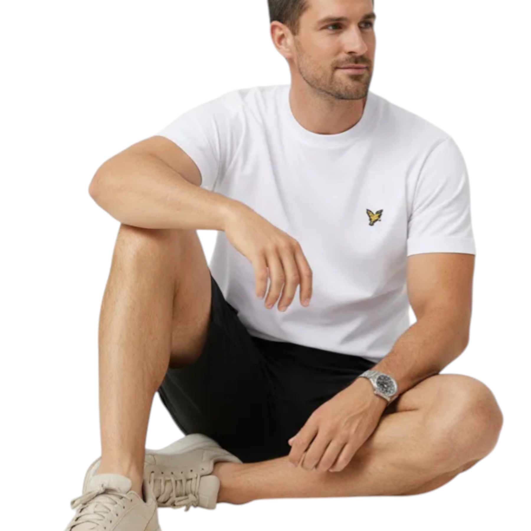 Maglietta bianca lyle e scott con piccolo logo farfalla giallo sul petto sinistro abbinata a shorts cargo neri