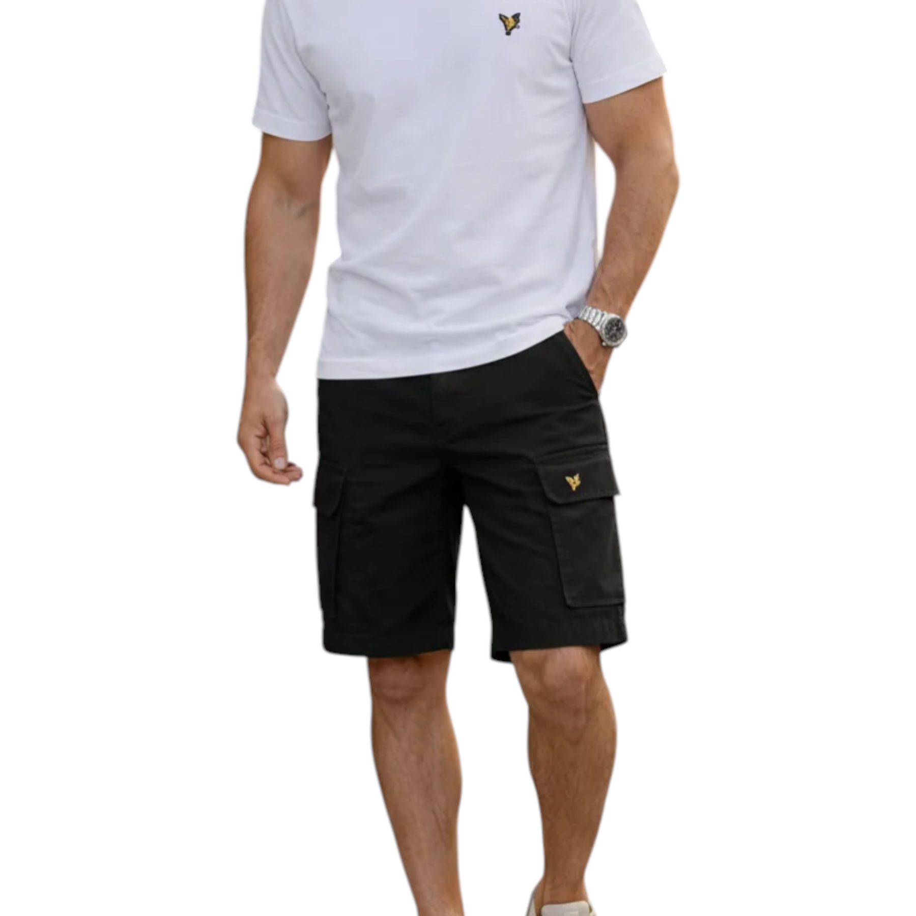 T-shirt bianca lyle e scott con piccolo logo farfalla gialla sul petto abbinata a shorts cargo nero uomo