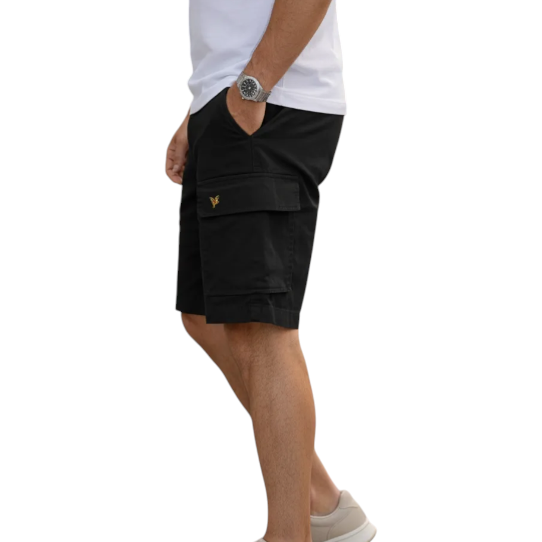 Shorts cargo wembley uomo nero in cotone con logo oro sulla tasca laterale di lyle e scott