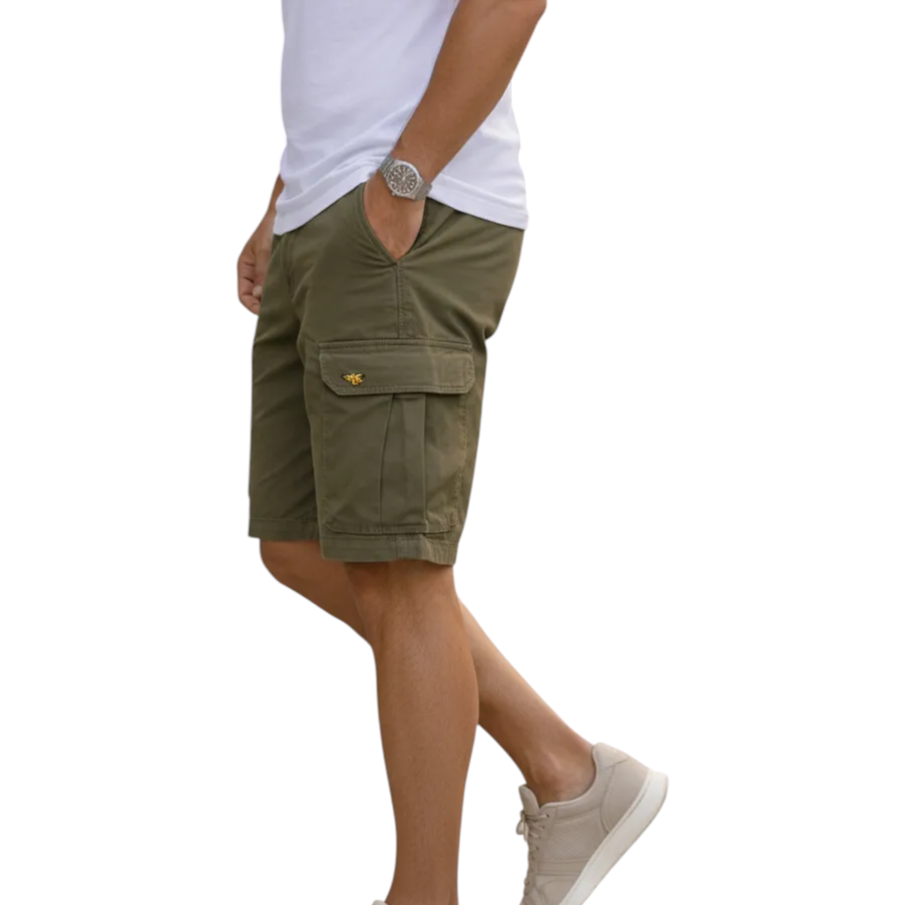 Shorts cargo wembley uomo verde con tasche multiple e logo dorato sulla tasca laterale di lyle e scott