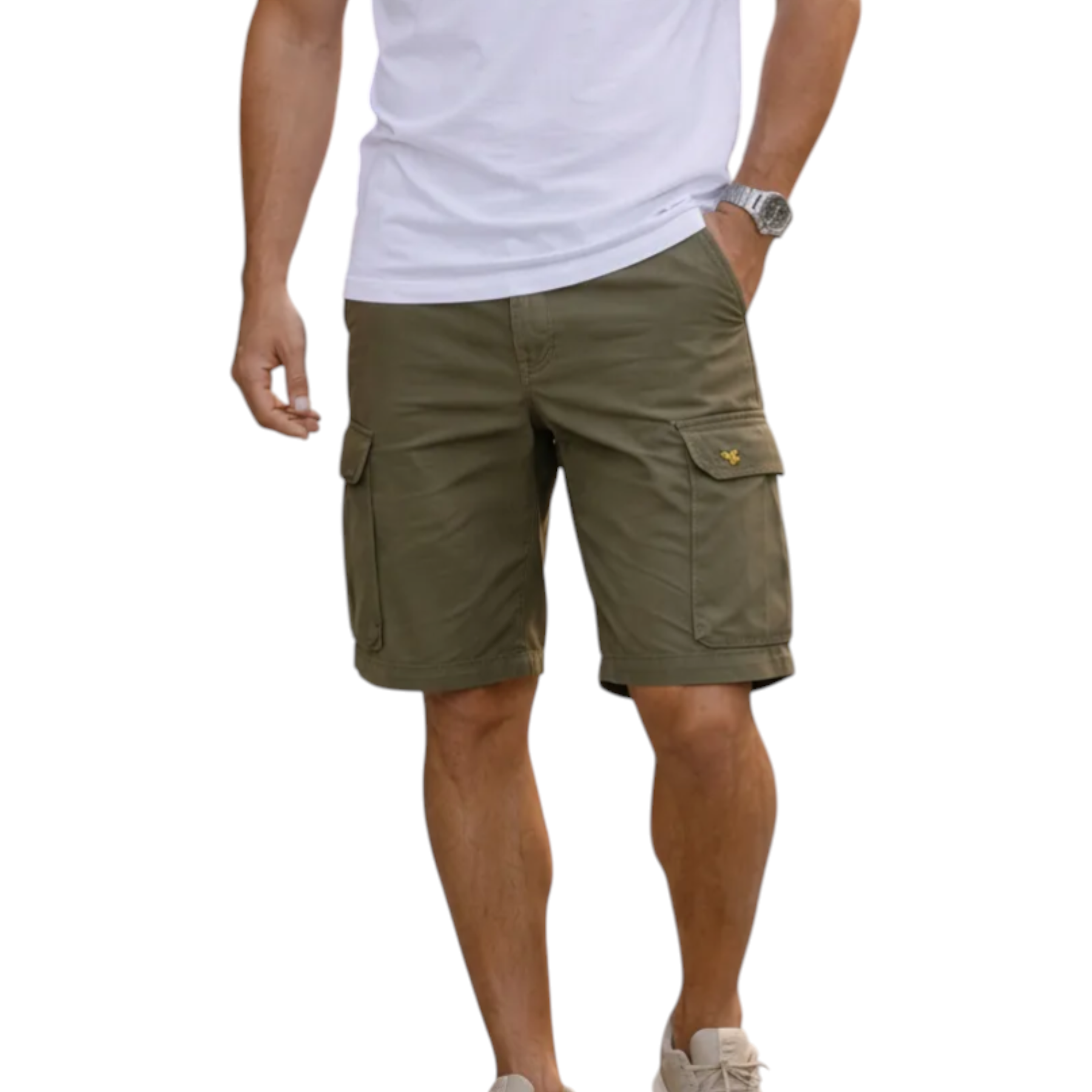 Shorts cargo wembley uomo verde lyle e scott con tasche multiple e logo giallo sulla tasca coscia