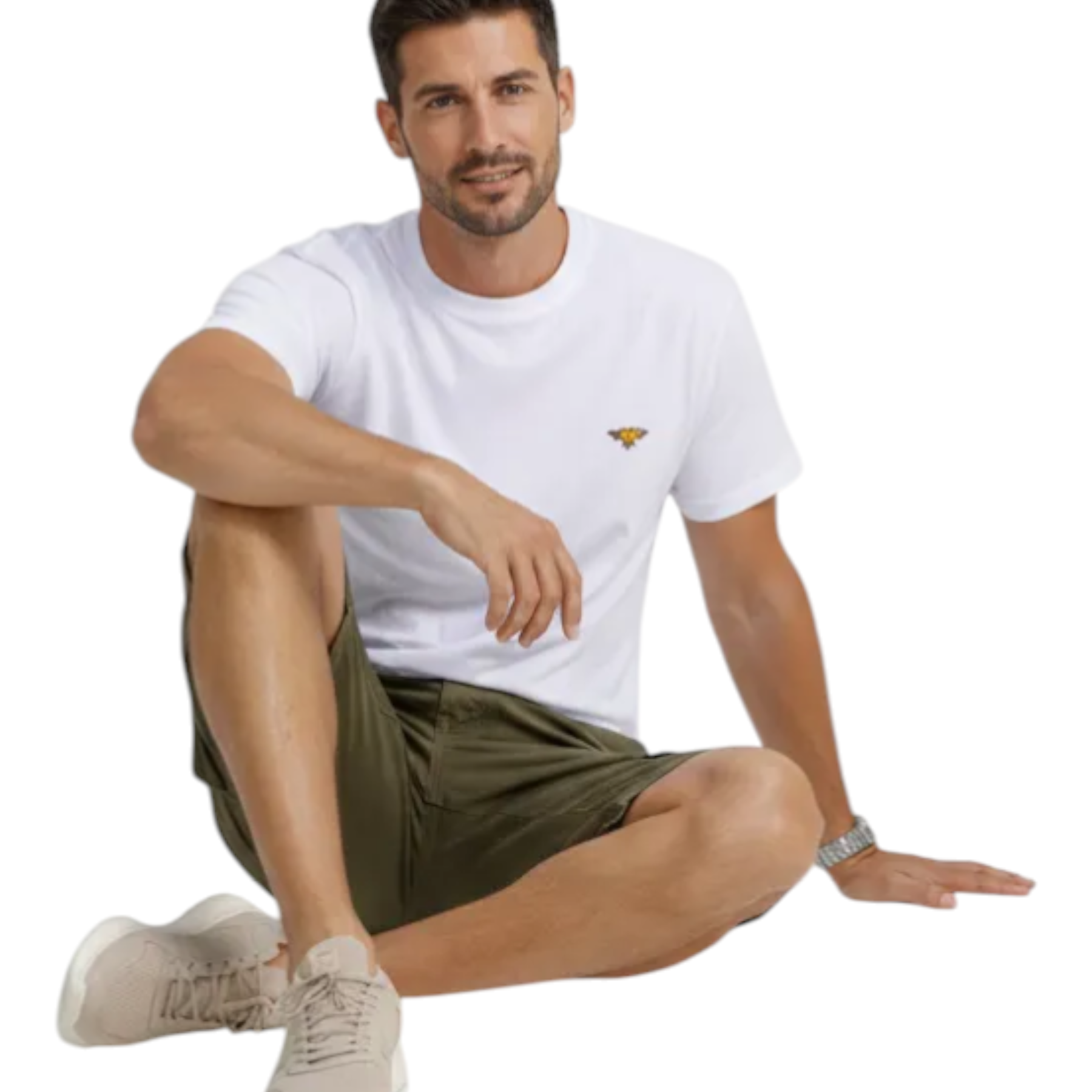 Tshirt bianca uomo lyle e scott manica corta con piccolo ricamo ape gialla sul petto e shorts cargo verdi
