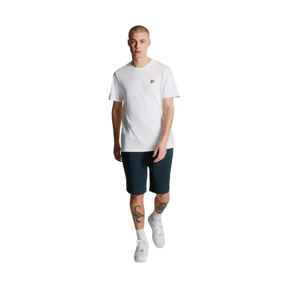 Tshirt bianca manica corta con logo uccellino giallo piccola sul petto shorts uomo lyle e scott
