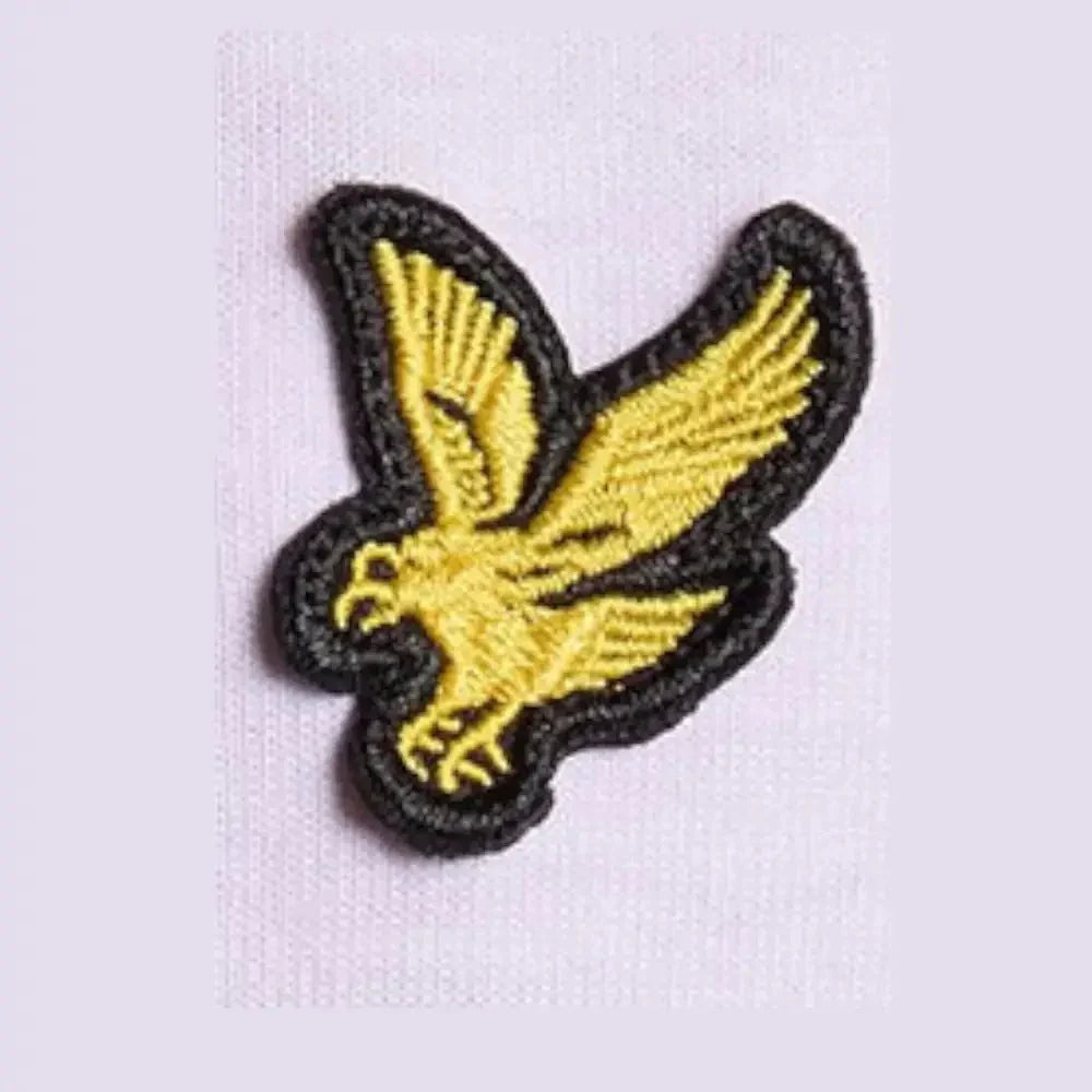 Patch ricamata gialla con aquila e contorno nero su t-shirt uomo lyle e scott