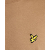 T-shirt uomo lyle e scott in cotone color sabbia con logo aquila ricamato giallo e bordatura nera